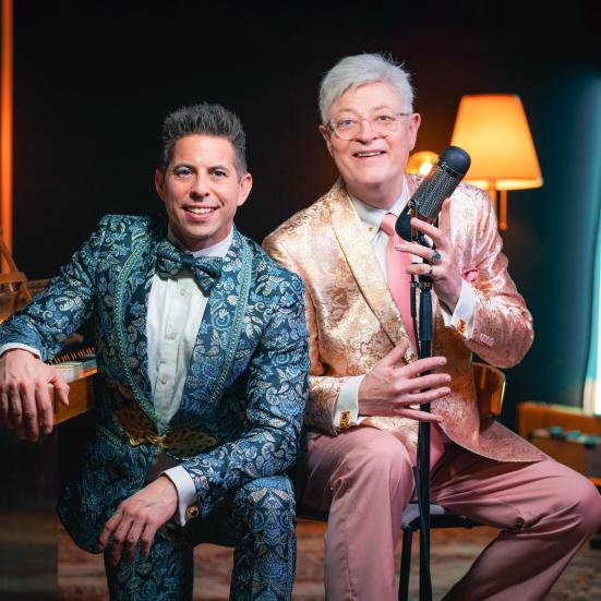 Anders og Red ved klaver og mikrofon.