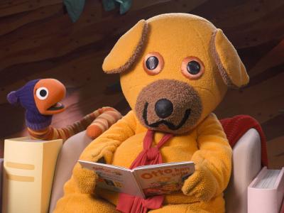 Bamse læser højt for Orm.